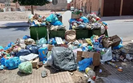 إضراب عمال النظافة بكلميم يغرق أحياء المدينة بالأزبال