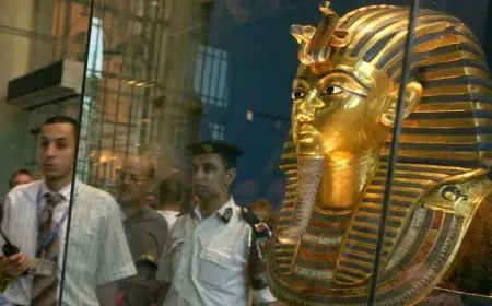 قناع توت عنخ آمون يغادر متحف التحرير متجها إلى الجيزة