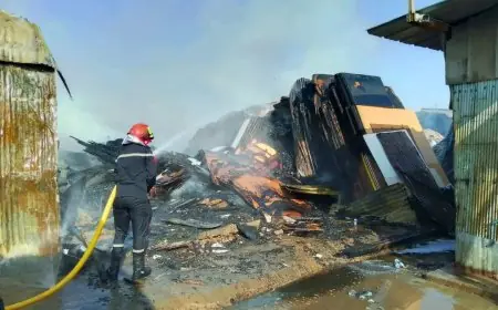 حريق مهول بسوق المسيرة في الدار البيضاء يلتهم 50 براكة