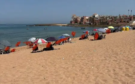 شاطئ بوزنيقة يتحول إلى مكب نفايات في عز موسم الاصطياف