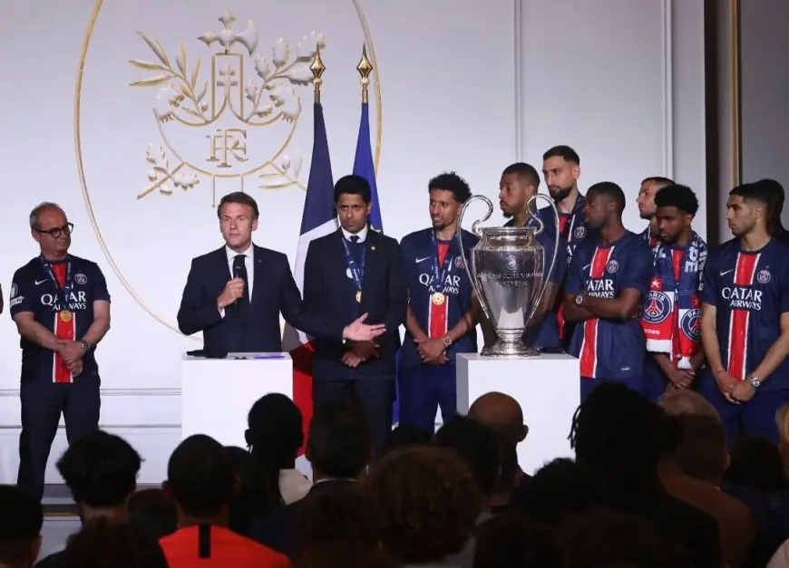 الرئيس الفرنسي إيمانويل ماكرون يستقبل الـ PSG في قصر الاليزيه بعد التتويج الأوروبي