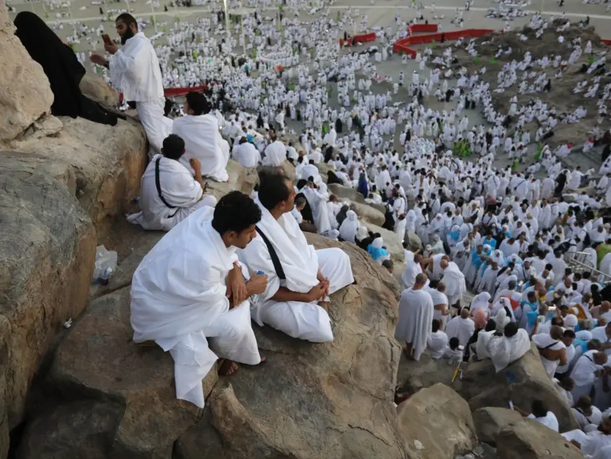 الحجاج يتوافدون إلى عرفات لأداء الركن الأعظم من الحج