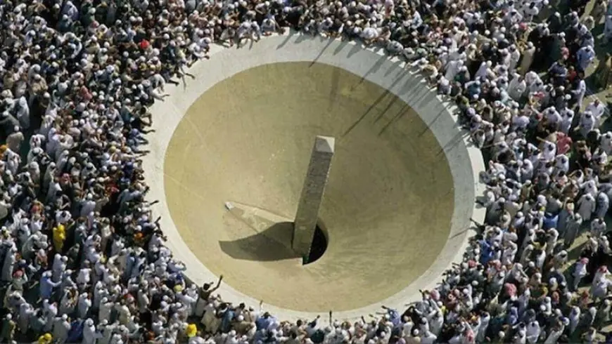 الحجاج يبدأون رمي الجمرات في أول عيد الأضحى