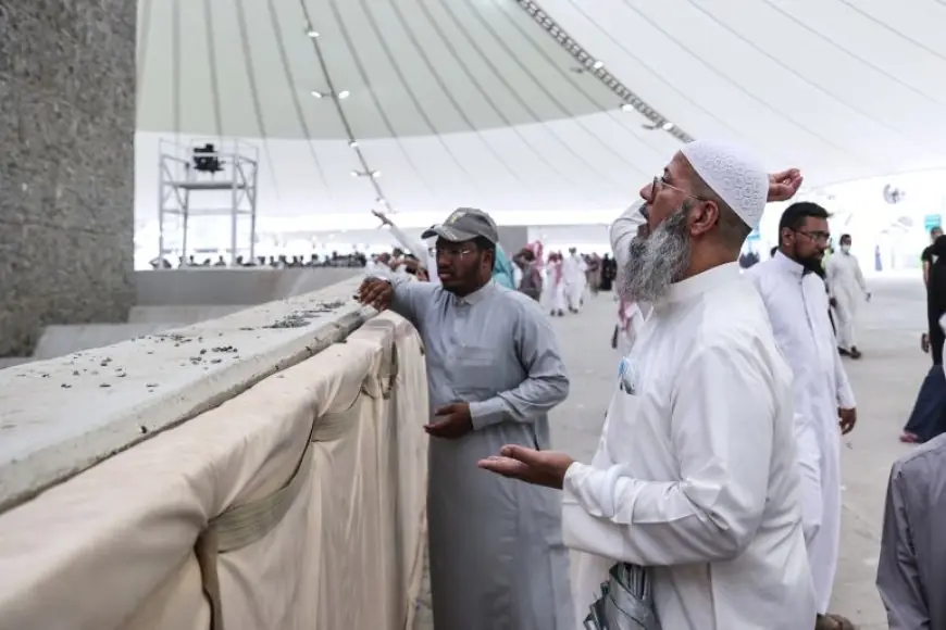 الحجاج يرمون الجمرات الثلاث في ثاني أيام التشريق