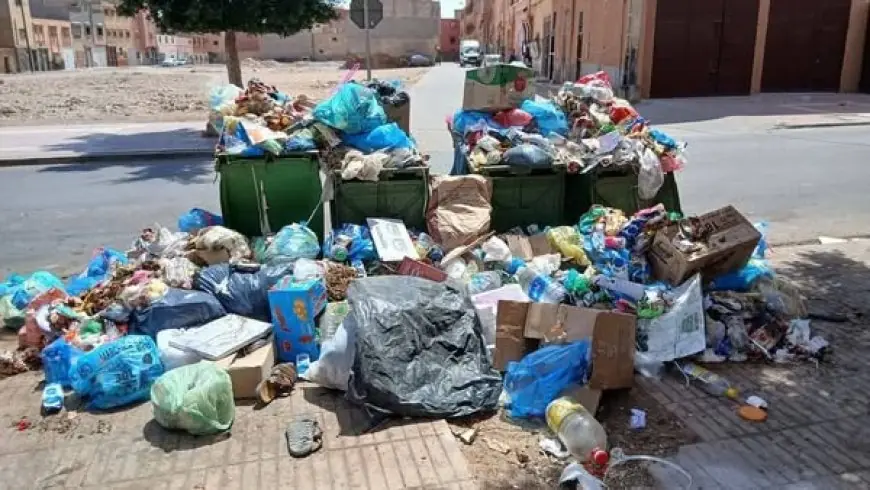 إضراب عمال النظافة بكلميم يغرق أحياء المدينة بالأزبال