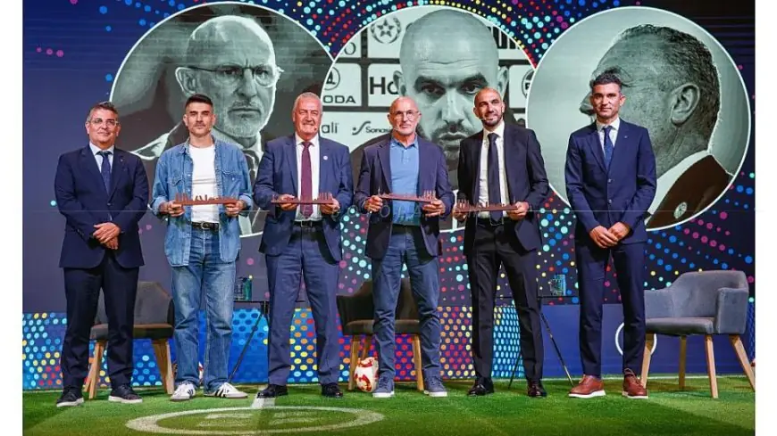 تكريم وليد الركراكي في المؤتمر الدولي لمدربي كرة القدم بمدريد