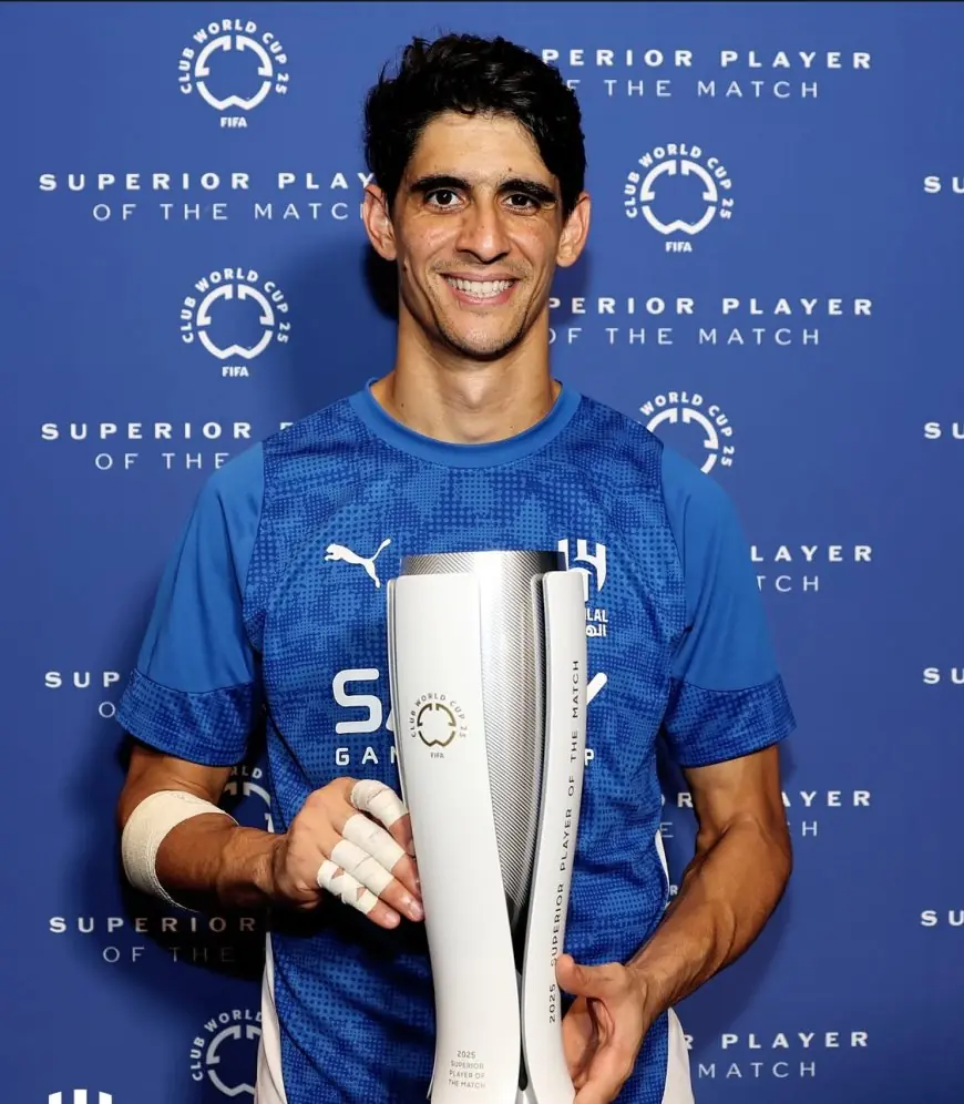 بونو يتوج بجائزة أفضل لاعب في مباراة الهلال و سالزبورغ النمساوي