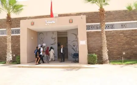العيون تفتح أبواب المسابح مجانا وتوقف دروس السباحة لهذا السبب