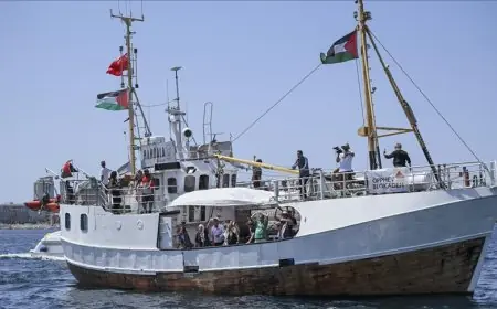 الجيش الإسرائيلي يقتاد سفينة "حنظلة" إلى ميناء أسدود