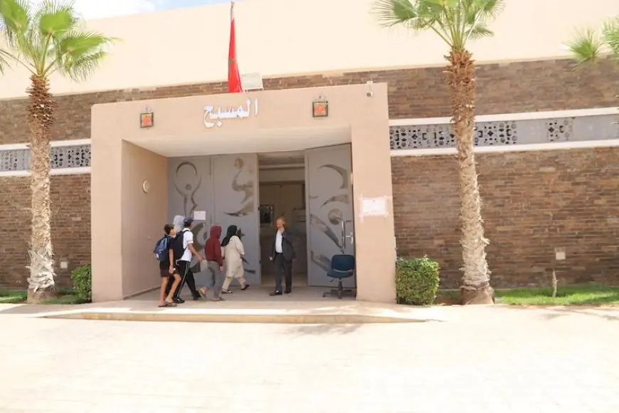 العيون تفتح أبواب المسابح مجانا وتوقف دروس السباحة لهذا السبب