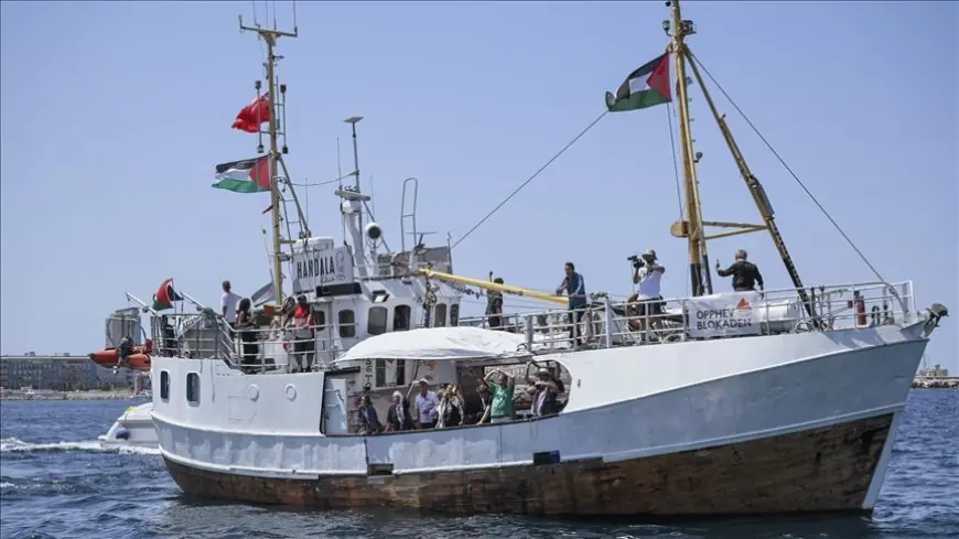 الجيش الإسرائيلي يقتاد سفينة "حنظلة" إلى ميناء أسدود