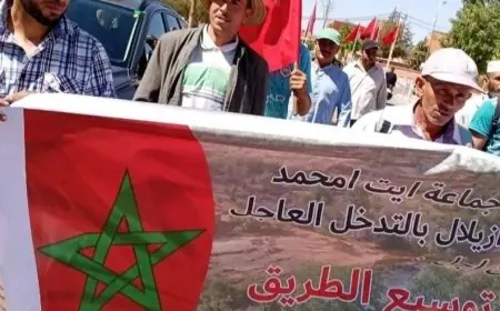 ساكنة أكنان تحتج أمام عمالة أزيلال للمطالبة بإصلاح الطريق وإنهاء معاناتهم من نقص الماء