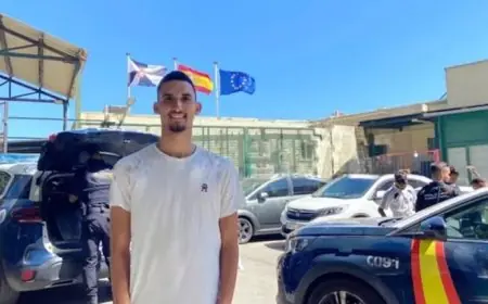 لاعب المغرب التطواني محمد الزيتوني يصل إلى سبتة سباحة