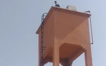 حادث أولاد يوسف يتكرر.. مواطن بسوق السبت يهدد بالانتحار من فوق "شاطو" بسبب حرمان والدته من العلاج