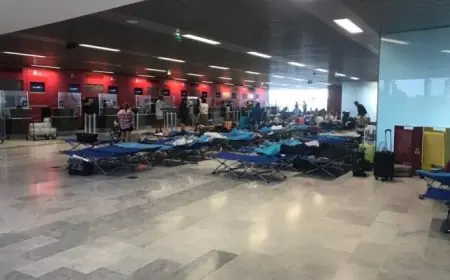 ركاب مغاربة يبيتون في مطار تولوز داخل خيمات بعد هبوط طارئ لطائرة "إيزي جيت"