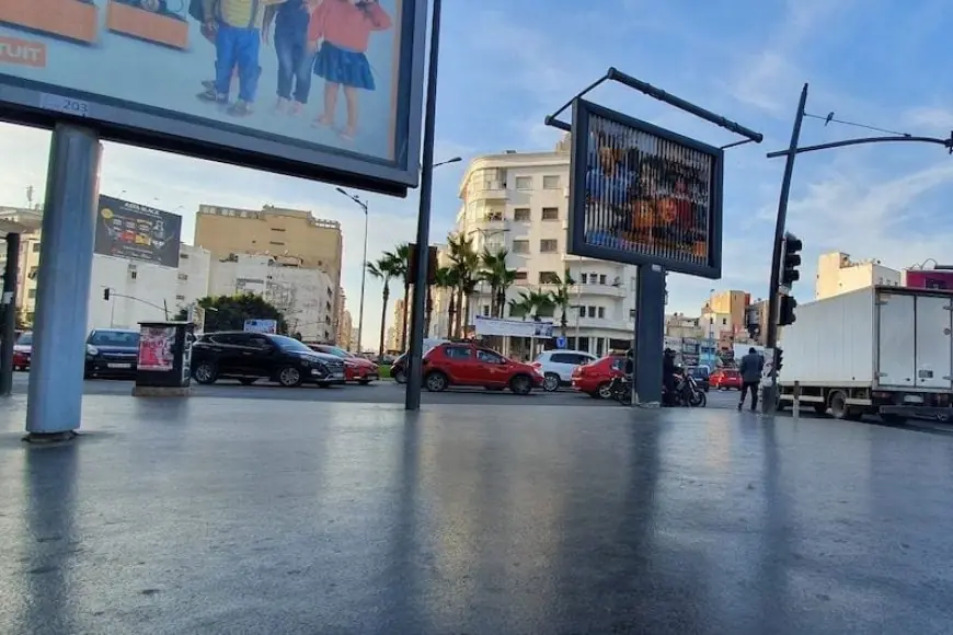 حملة واسعة لإزالة اللوحات الإشهارية العشوائية بدار بوعزة