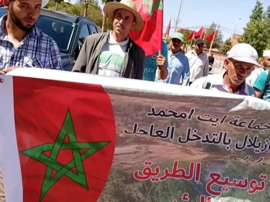 ساكنة أكنان تحتج أمام عمالة أزيلال للمطالبة بإصلاح الطريق وإنهاء معاناتهم من نقص الماء