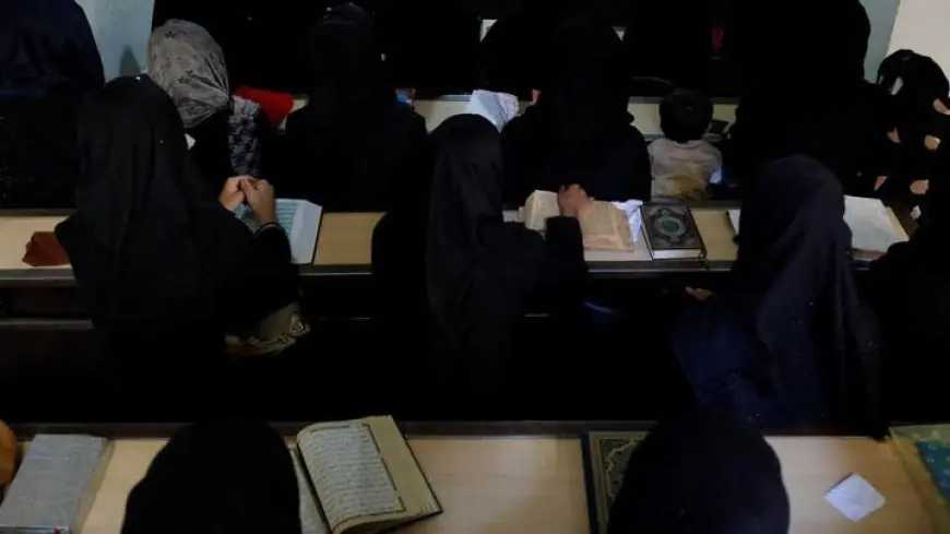 زعيم طالبان يأمر بإغلاق التعليم الديني أمام النساء والفتيات في أفغانستان
