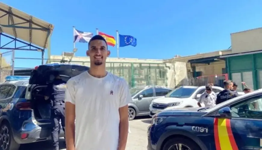 لاعب المغرب التطواني محمد الزيتوني يصل إلى سبتة سباحة