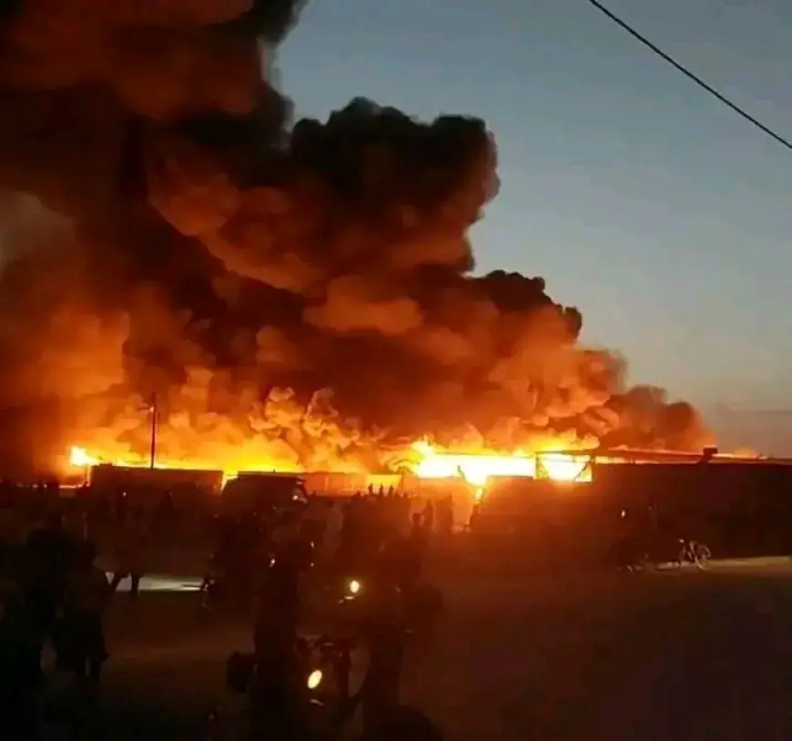 فرق الإنقاذ تواصل جهودها لإخماد حريق سوق "الماتش" بالريصاني