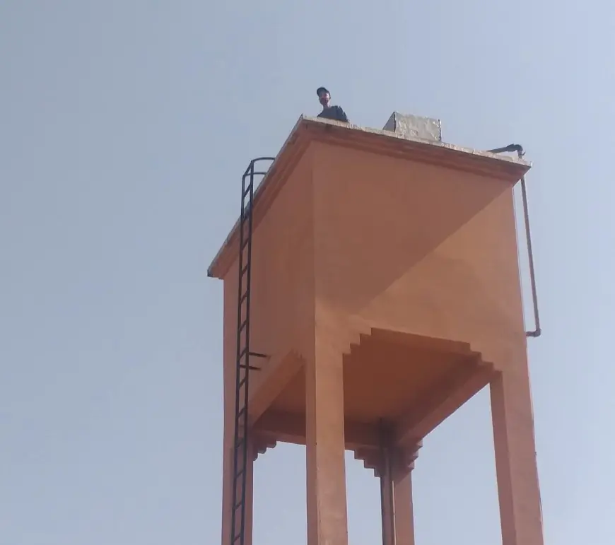 حادث أولاد يوسف يتكرر.. مواطن بسوق السبت يهدد بالانتحار من فوق "شاطو" بسبب حرمان والدته من العلاج