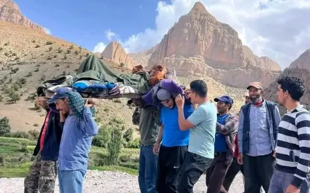 العزلة تحاصر ساكنة أزيلال.. مريض ينقل على نعش خشبي إلى المستشفى