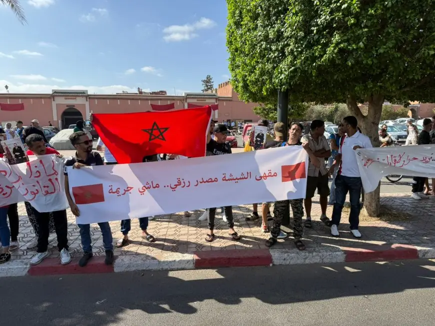 مستخدمو مقاهي الشيشة يحتجون أمام ولاية مراكش-آسفي ويطالبون بحلول تشريعية