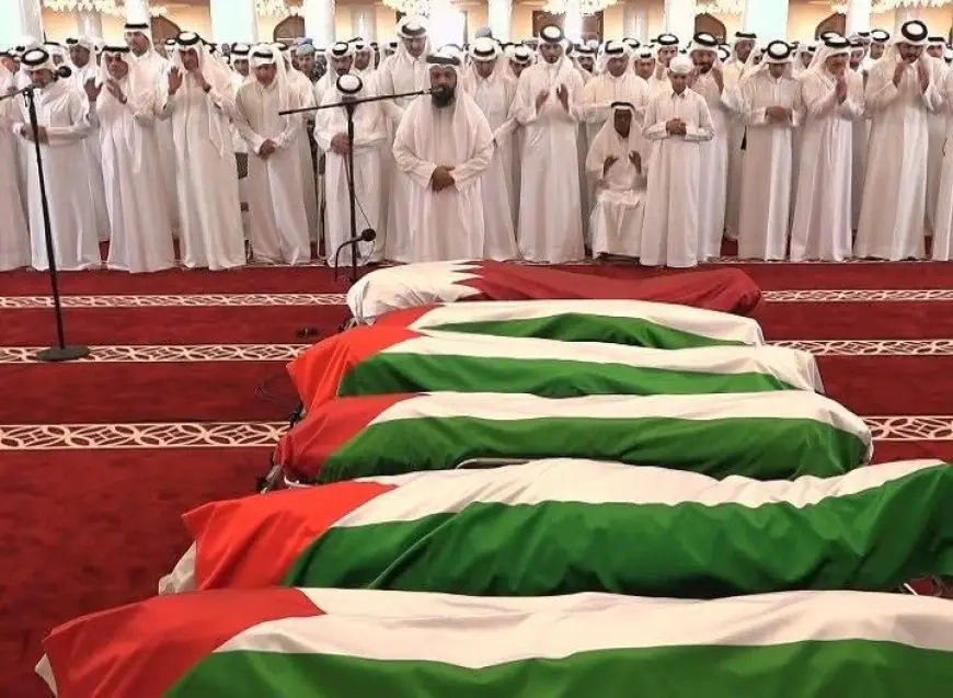 أمير دولة قطر يشارك في مراسم تشييع ضحايا الهجوم الإسرائيلي على الدوحة