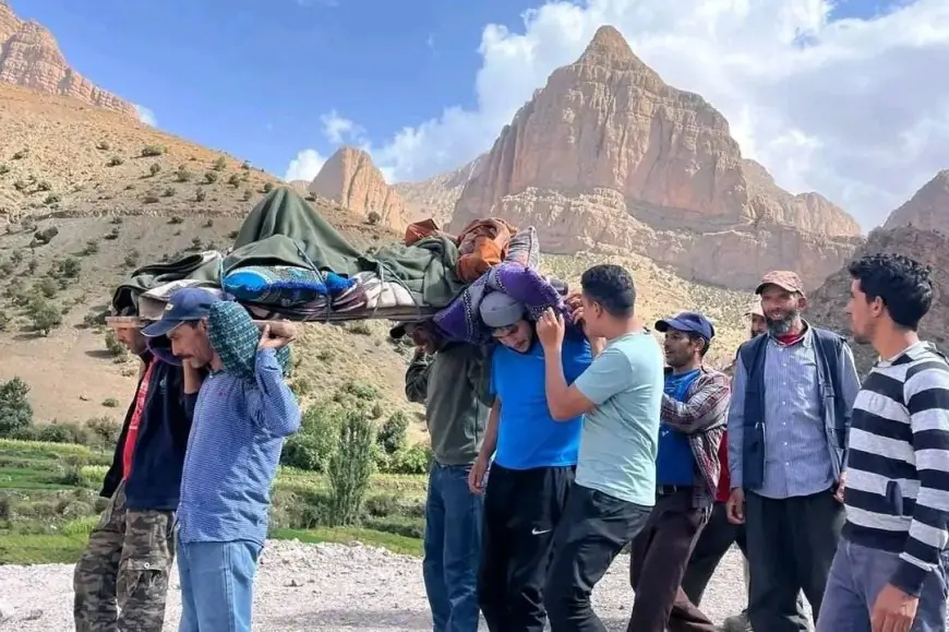 العزلة تحاصر ساكنة أزيلال.. مريض ينقل على نعش خشبي إلى المستشفى