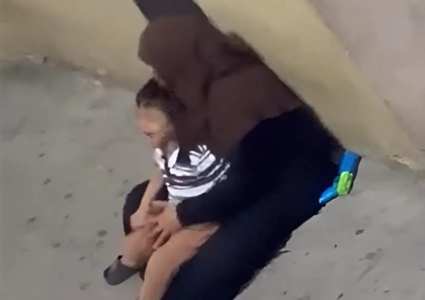 طنجة.. اعتقال امرأة أجبرت طفلها على التسول بعد تداول مقطع صادم