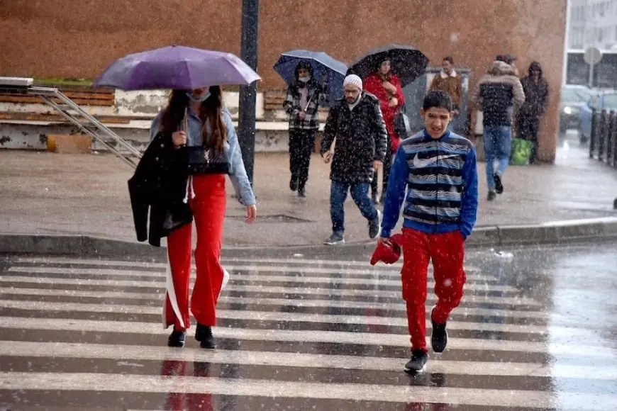 نشرة إنذارية: زخات رعدية قوية مصحوبة بهبات رياح اليوم الخميس بعدد من مناطق المملكة