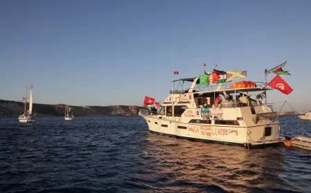 "أسطول الصمود" يتعرض لهجوم إسرائيلي ويؤكد صعود الجنود على متنه
