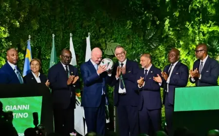 لقجع يسلم الكرة الرسمية لكأس أمم إفريقيا 2025 خلال الجمعية العامة للكاف