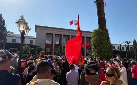 مرور موكب الملك محمد السادس يخلق أجواء احتفالية في شارع محمد الخامس بالرباط