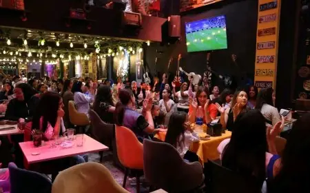إقبال كبير على مقاهي فاس لمتابعة نهائي مونديال الشيلي دعما لأسود الأطلس أمام الأرجنتين
