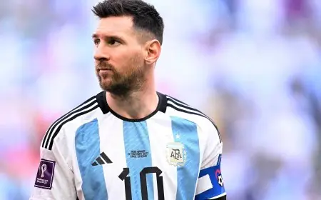ميسي يواسي شباب الأرجنتين بعد خسارتهم أمام المغرب في نهائي كأس العالم للشباب