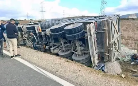 انقلاب شاحنة لنقل الرمال يخلّف وفاة سيدة وسائق نواحي طنجة
