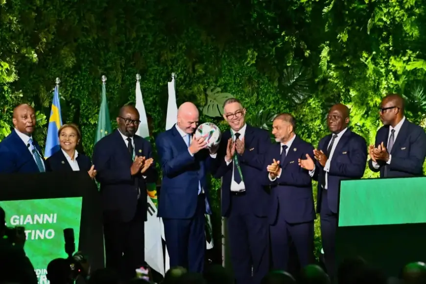 لقجع يسلم الكرة الرسمية لكأس أمم إفريقيا 2025 خلال الجمعية العامة للكاف