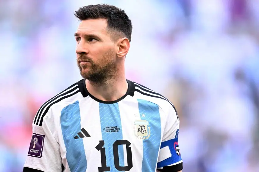 ميسي يواسي شباب الأرجنتين بعد خسارتهم أمام المغرب في نهائي كأس العالم للشباب