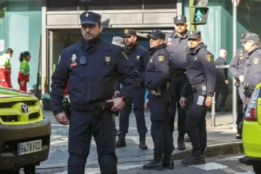 إسبانيا تفكك شبكة تهرب كراسي المقاهي إلى المغرب
