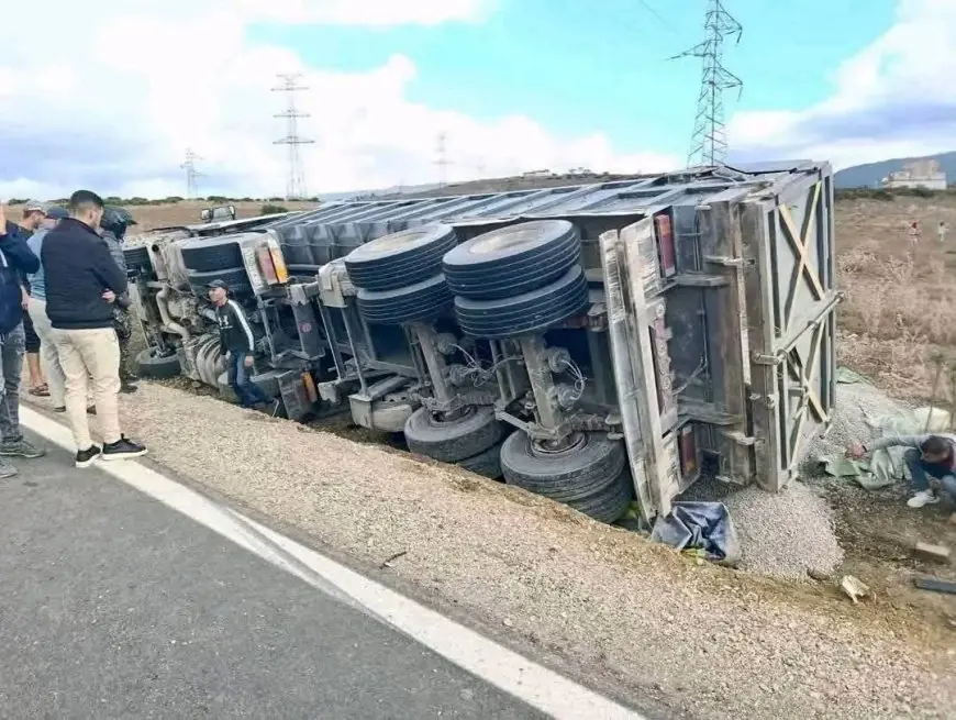 انقلاب شاحنة لنقل الرمال يخلّف وفاة سيدة وسائق نواحي طنجة
