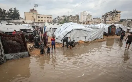 أمطار غزيرة تغرق مخيمات غزة وتشرد مئات العائلات من جديد