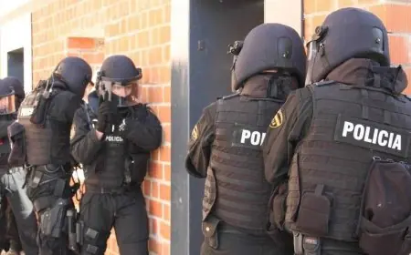 تفكيك شبكة لتزوير تصاريح الإقامة يقود لاعتقال ضابط شرطة ومحامين مغاربة بإسبانيا