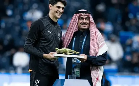الهلال السعودي يكرم الحارس المغربي ياسين بونو