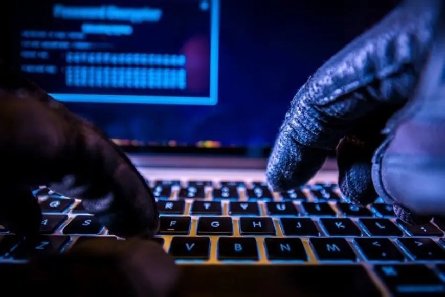 مؤسسات بنكية تحقق في تحويلات مالية مشبوهة بعد اختراق تطبيقات الهواتف