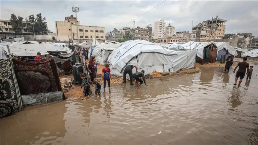 أمطار غزيرة تغرق مخيمات غزة وتشرد مئات العائلات من جديد