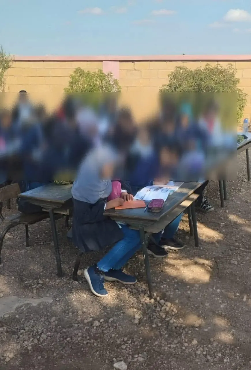 دراسة تلاميذ مدرسة بسطات في العراء وسط ظروف تهدد سلامتهم تثير غضب المغاربة