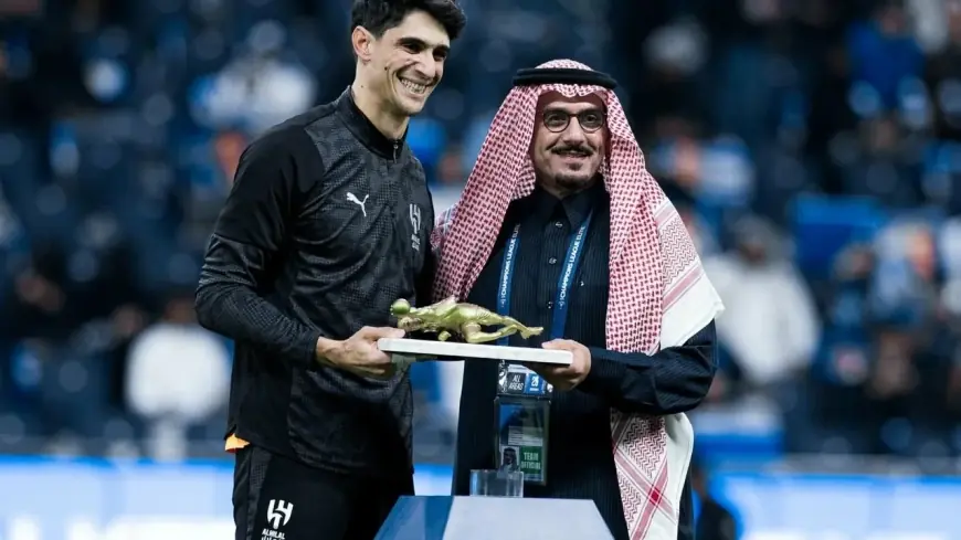 الهلال السعودي يكرم الحارس المغربي ياسين بونو