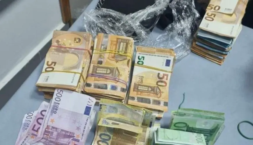 زايو.. الجمارك تحجز ملايين الأورو والدولارات وكمية كبيرة من الذهب والفضة بأحد المنازل