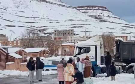 ثلوج كثيفة تُعزل دواوير إملشيل وتقطع الطرق بإقليم ميدلت
